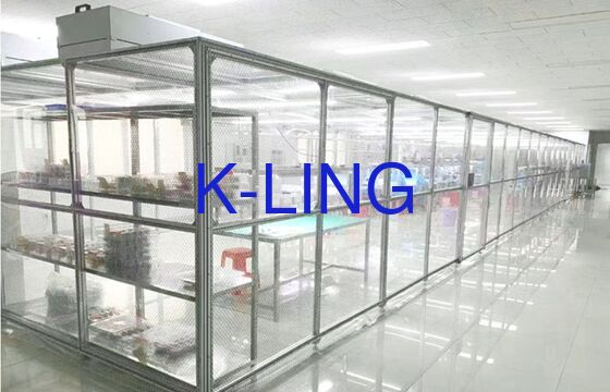 Modulaire clean booth met HEPA-filters die de luchtfiltratie en de naleving van de cleanroom in de halfgeleiderproductie waarborgen